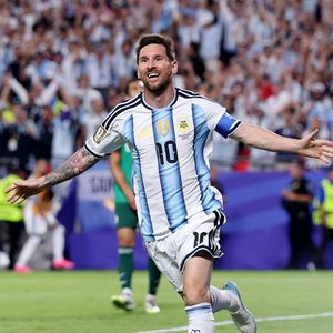A infância de Lionel Messi foi marcada por um diagnóstico que poderia mudar sua vida para sempre. Hoje, ele é o maior goleador da história das Copas