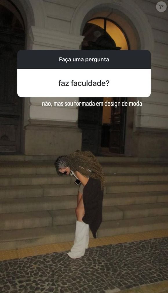 Além disso, também respondeu que é formada em design de moda.