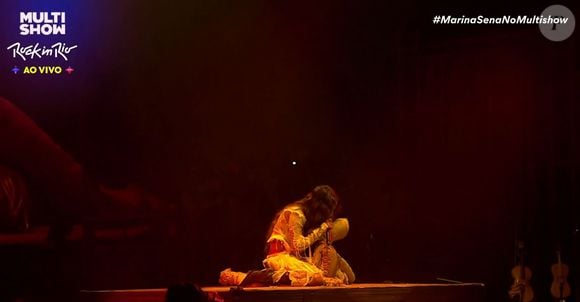 Marina Sena fez uma performance com um boneco no palco do Rock in Rio