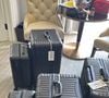 A RIMOWA, marca alemã icônica, é reconhecida instantaneamente por suas linhas elegantes e pelos frisos característicos.