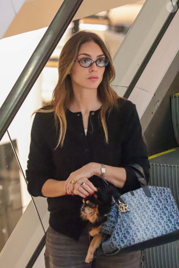 Isabelle Drummond foi fotografada em um raro momento de lazer no Rio de Janeiro e impressionou pelos detalhes do look. A atriz combinou uma bolsa Dior avaliada em quase R$ 20 mil com uma sandália de grife e levou o cachorro Moysés para o passeio
