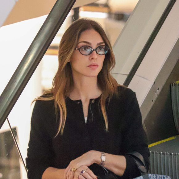 Isabelle Drummond foi fotografada em um raro momento de lazer no Rio de Janeiro e impressionou pelos detalhes do look. A atriz combinou uma bolsa Dior avaliada em quase R$ 20 mil com uma sandália de grife e levou o cachorro Moysés para o passeio