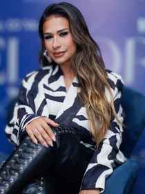 Essas botas de cano alto de Simone Mendes são ousadas e vão dar um up em qualquer look; veja 3 modelos estilosos para copiar já!