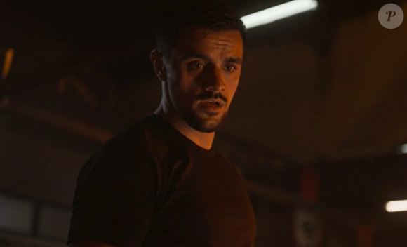 Danilo (Felipe Simas) conta para Abel (Tony Ramos) que Filipa (Claudia Abreu) canta num teatro abandonado e fala uns textos numa praça.