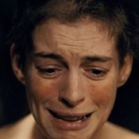 A psicologia afirma que as pessoas que fingiram satisfação por muito tempo demonstram emoções que não sentem, a fim de atender às expectativas sociais