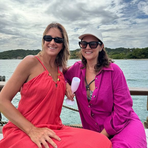 Ticiane Pinheiro escolheu um look coral mais rosado, uma espécie de salmão, para aproveitar o passeio na Bahia.