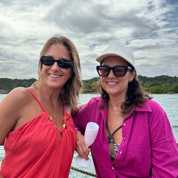 Ticiane Pinheiro escolheu um look coral mais rosado, uma espécie de salmão, para aproveitar o passeio na Bahia.