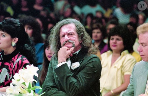 Pedro de Lara sempre carregava um buquê de lírios nos programas de auditório como 'Show de Calouros' (na foto entre Sonia Lima e Nelson Rubens)