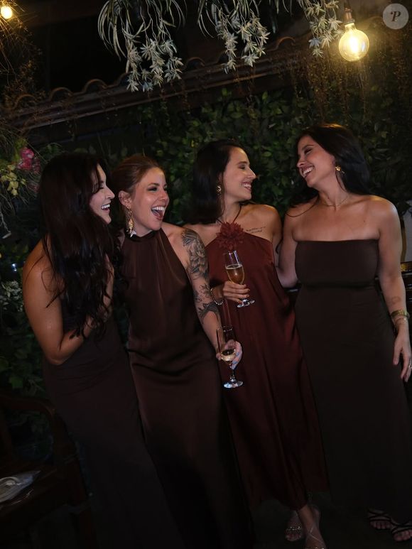 Corte ajustado e acabamento impecável dão destaque à postura e à confiança de Bia no registro publicado