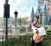 Com barriga de gravidez à mostra, Bruna Biancardi compartilhou algumas fotos na Disney.