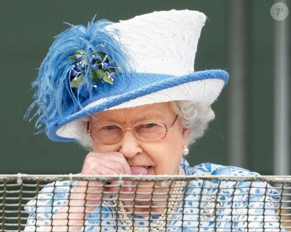 De acordo com o relato publicado por Kristin Contino, a Rainha Elizabeth II preferia manter as unhas naturais e apenas polia as mãos, sem usar esmaltes coloridos