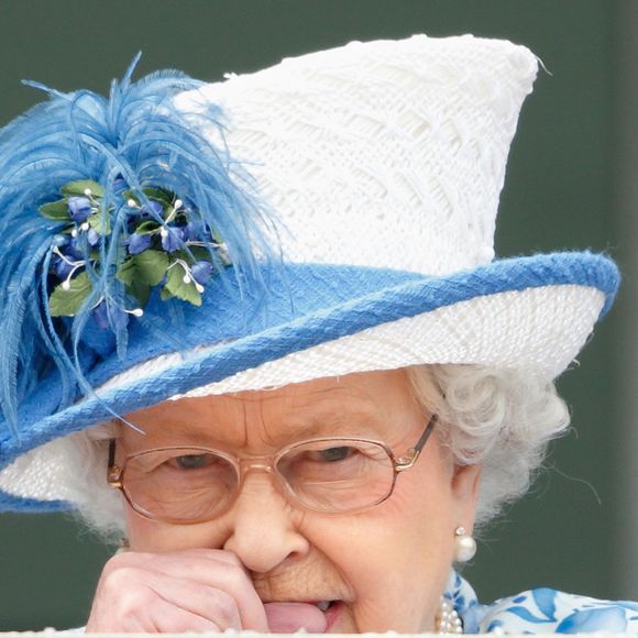 De acordo com o relato publicado por Kristin Contino, a Rainha Elizabeth II preferia manter as unhas naturais e apenas polia as mãos, sem usar esmaltes coloridos
