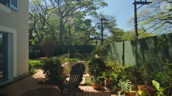 Chay Suede e Laura Neiva também amam plantas e tem muito verde na área externa