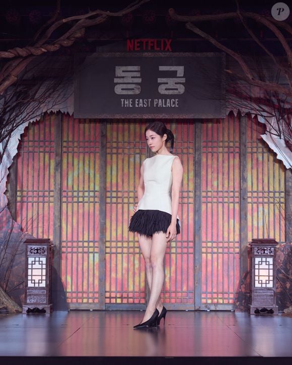 Também em 'A Leste do Palácio', você certamente se lembra de Roh Yoon-seo nos k-dramas 'Intensivão de Amor' e 'Amor e Outros Dramas'