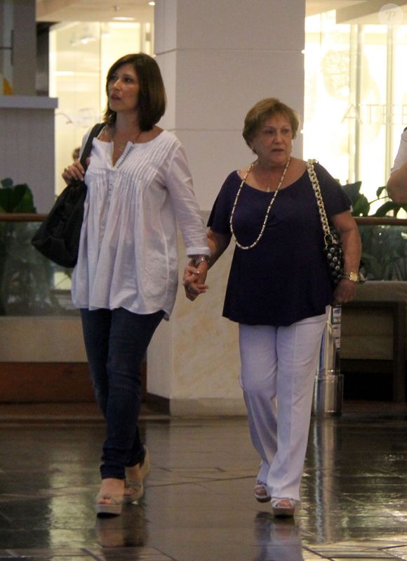A morte de Nicette Bruno mudou completamente um livro que Beth Goulart escrevia sobre Paulo Goulart. Em nova entrevista, a atriz explicou como transformou a dor em uma reflexão sobre o luto