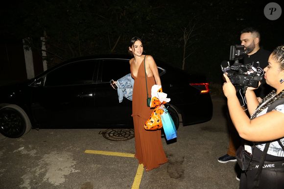 Bruna Marquezine usou vestido fluído e com decote em festa de aniversário de Títi