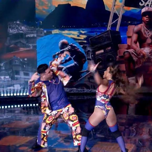 Wanessa simulou até tirar a aliança durante a dança e divertiu a web