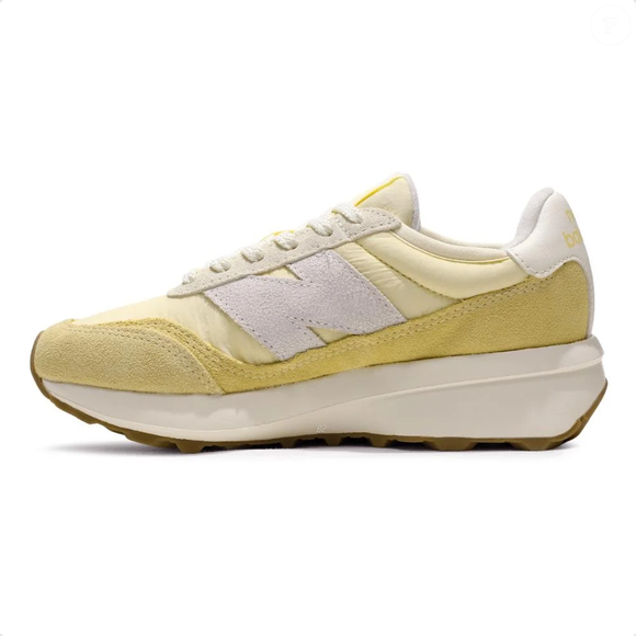 Inspirado nos tênis esportivos dos anos 70, o New Balance 370v1 combina visual retrô, leveza e conforto para acompanhar a rotina com muito estilo