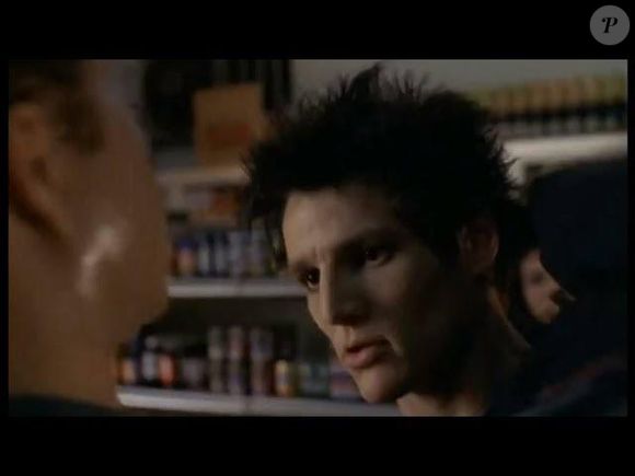 A fase gótica: Pedro Pascal em "Terra Contra a Aranha" (2001)