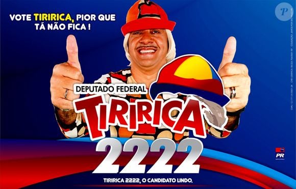 Tiririca mantém o famoso bordão 'Vote Tiririca, pior que tá não fica', mas agora aparece caracterizado como Michael Jackson em vídeo que utiliza inteligência artificial, segundo informações da Revista Veja