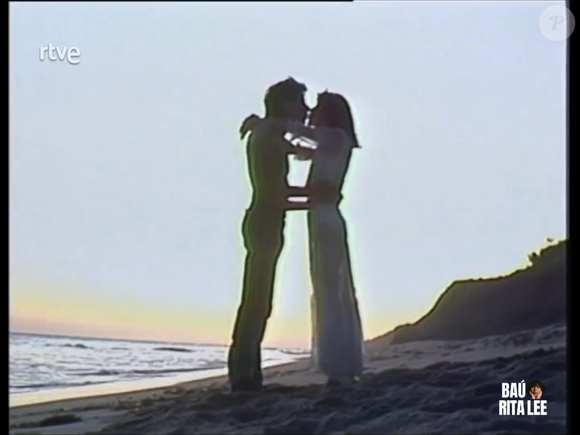 Rita Lee e Roberto Carvalho dão um beijinho no final do clipe em espanhol