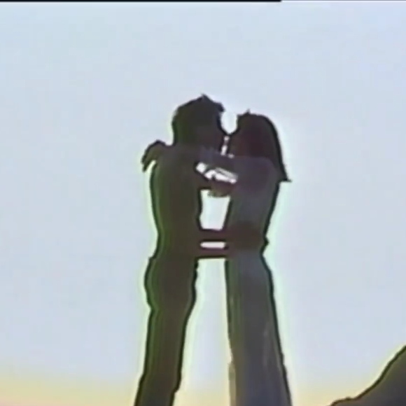 Rita Lee e Roberto Carvalho dão um beijinho no final do clipe em espanhol