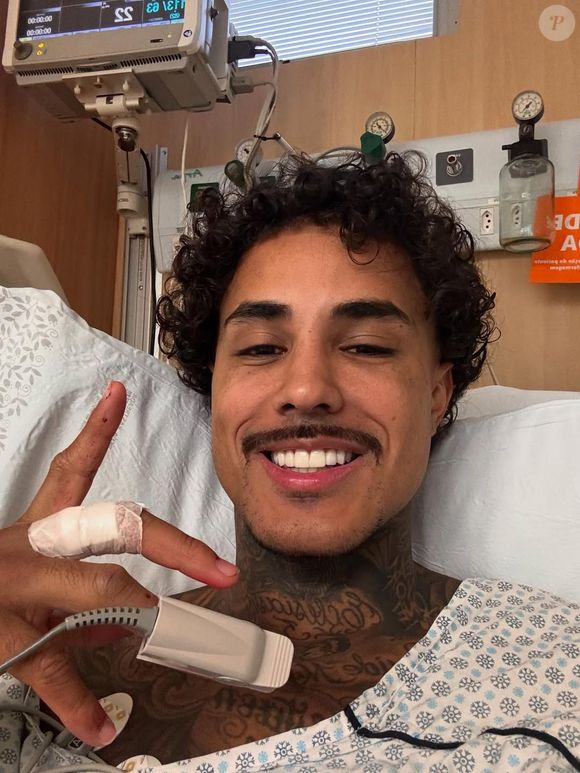 MC Livinho compartilhou fotos no hospital e descreveu o impacto do ocorrido, que aconteceu quando ele se dirigia para um compromisso profissional.