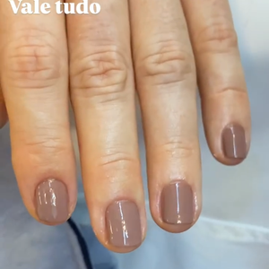 Debora Bloch usa o esmalte Didididiê, parte da linha da Impala em colaboração com Juliana Paes
