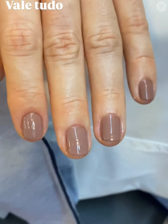 Debora Bloch usa o esmalte Didididiê, parte da linha da Impala em colaboração com Juliana Paes