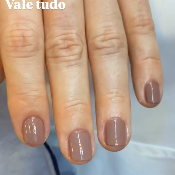 Debora Bloch usa o esmalte Didididiê, parte da linha da Impala em colaboração com Juliana Paes