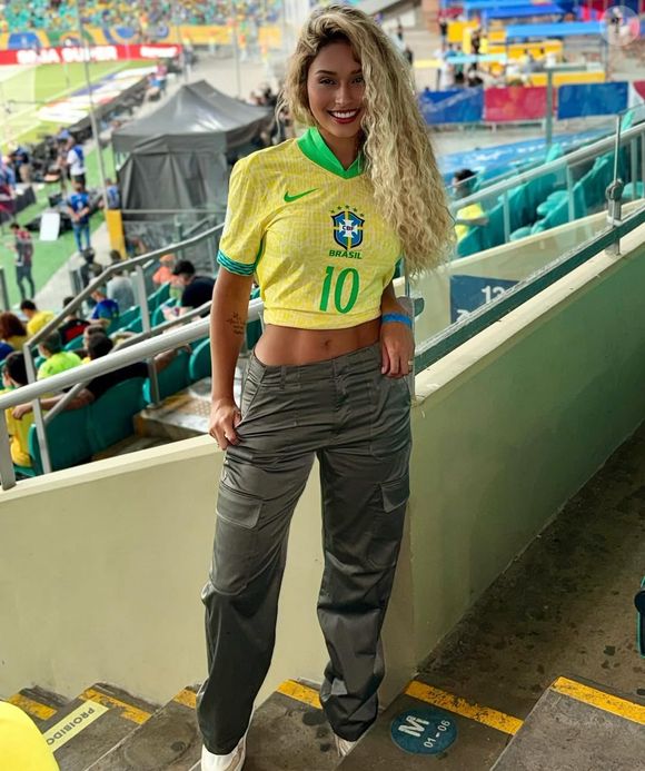 Entre influenciadoras milionárias, médicas, ex-jogadoras, empresárias, modelos e mulheres discretíssimas que fogem dos holofotes, a Seleção Brasileira chega ao Mundial cercada de nomes que chamam atenção nas redes sociais, como Natalia Belloli, esposa do atacante Raphinha