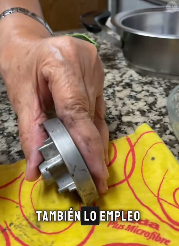 Aliás, a mais fina que você encontrar, pois é aquela que quase não risca. Em seguida, encha uma tigela com água e molhe um pequeno pedaço de lixa antes de esfregar o que precisar: fogões, panelas, frigideiras...