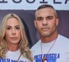 Como Joana Prado gastou a fortuna da 'Playboy' após fotos nua? 'Atendi meus luxos', disse ex-Feiticeira, hoje acusada de intolerância religiosa - na foto, ela ao lado do marido, Vitor Belfort, em campanha para achar a irmã dele, desaparecida há mais de 20 anos