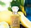 O Kayali Capri in a Bottle Lemon Sugar tem um perfil mais viciante graças às notas de baunilha e açúcar