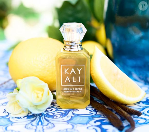 O Kayali Capri in a Bottle Lemon Sugar tem um perfil mais viciante graças às notas de baunilha e açúcar