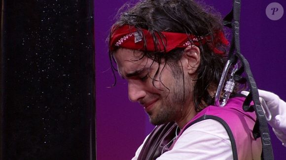 Fiuk chorou no BBB21 por ter vendido sua guitarra