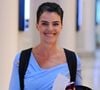 Simpática e discreta, Ana Paula Arósio usa aerolook básico com camisa azul e tênis no Rio de Janeiro. Fotos!