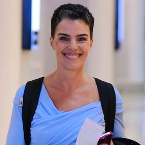 Simpática e discreta, Ana Paula Arósio usa aerolook básico com camisa azul e tênis no Rio de Janeiro. Fotos!