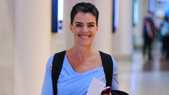 Simpática e discreta, Ana Paula Arósio usa aerolook básico com camisa azul e tênis no Rio de Janeiro. Fotos!