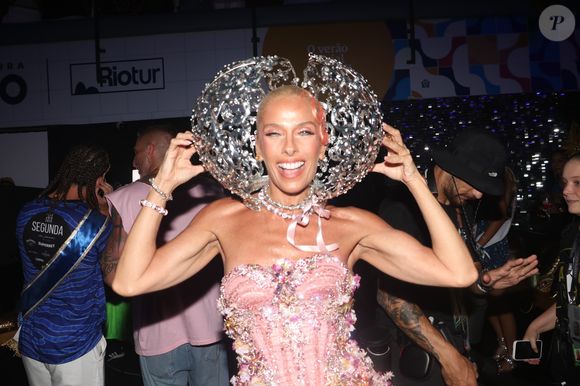 Metalizado no Carnaval 2025: Adriane Galisteu apostou em acessório inusitado