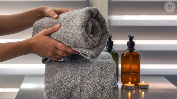 Se você tem uma secadora em casa, ela também pode ser uma boa aliada para deixar as toalhas mais macias e felpudas