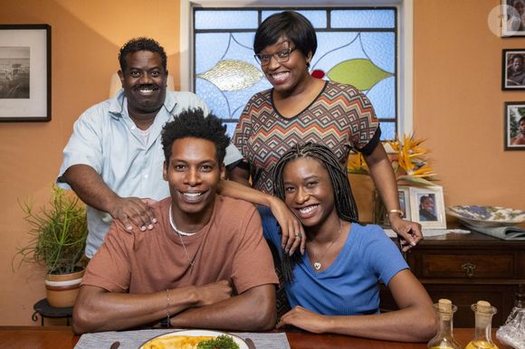 Família de Jarbas (Leandro Firmino) e Consuêlo (Belize Pombal) é unida novela 'Vale Tudo'