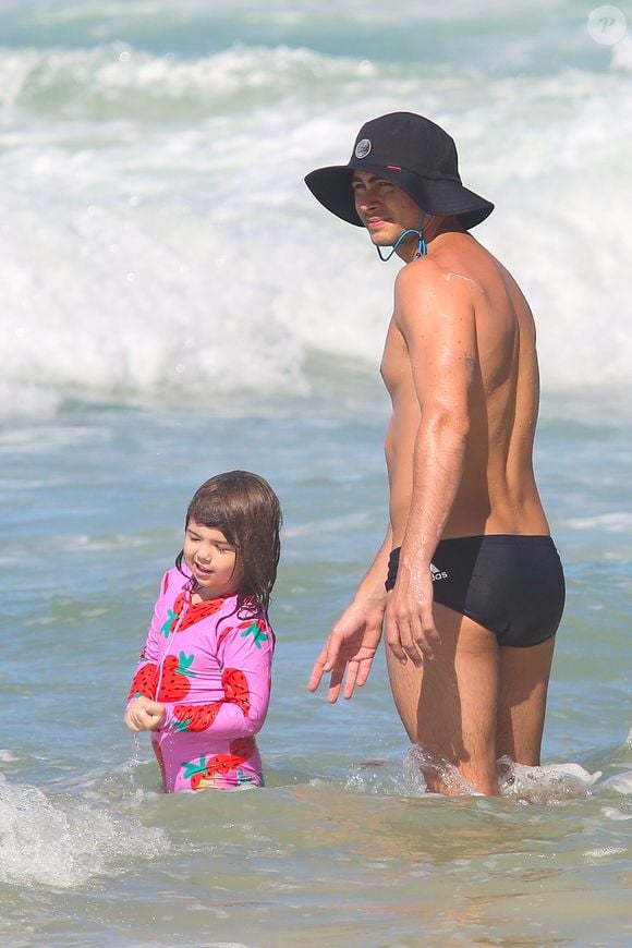 Rafa Vitti foi visto na praia da Joatinga, no Rio de Janeiro, ao lado da filha Clara Maria