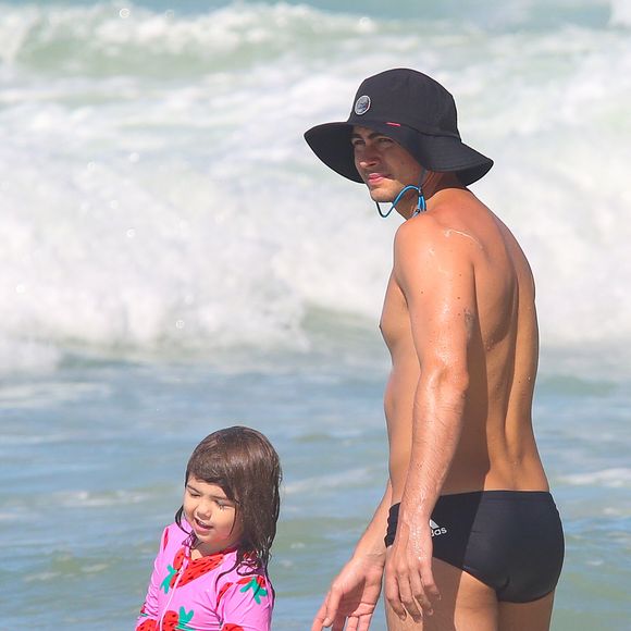 Rafa Vitti foi visto na praia da Joatinga, no Rio de Janeiro, ao lado da filha Clara Maria