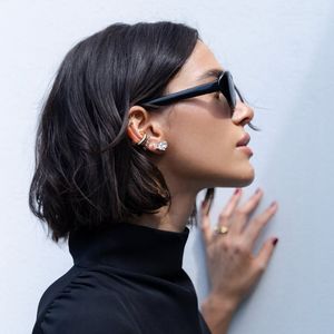 Bruna Marquezine surpreendeu os fãs ao revelar um novo corte de cabelo nas redes sociais durante uma sessão de fotos feita no Rio de Janeiro