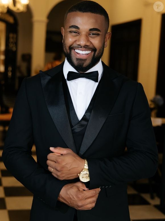 Davi Brito apostou em um smoking preto sob medida para o ensaio pré-wedding, com lapela cintilante e proposta clássica para acompanhar a produção de Emilly Araújo