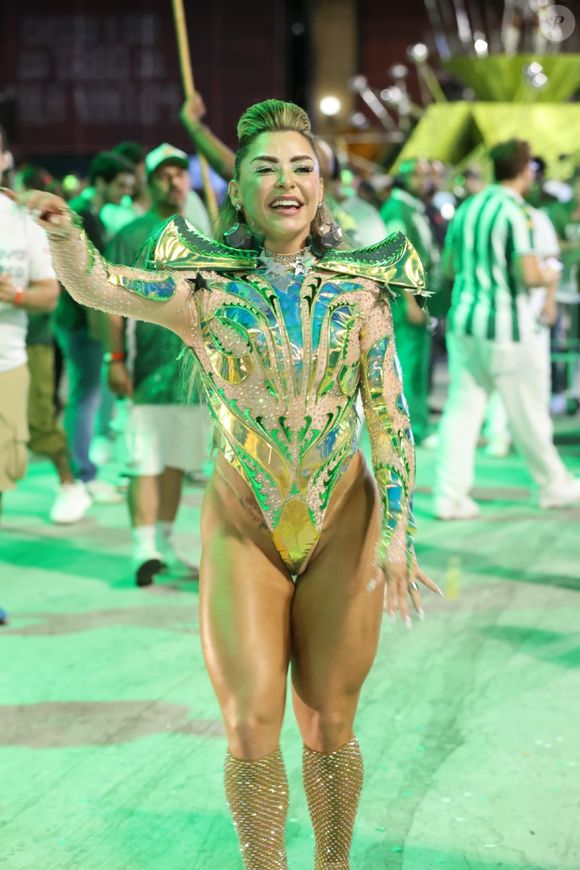 Carnaval 2025: Fabíola de Andrade é a rainha de bateria da Mocidade