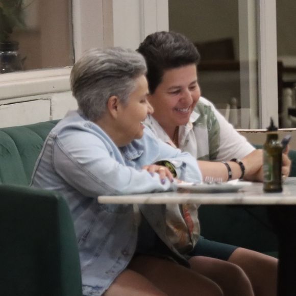 Claudia Rodrigues foi fotografada na companhia da namorada Adriane Bonato.