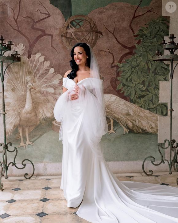 Na cerimônia, a noiva usou um deslumbrante vestido Vivienne Westwood ombro a ombro para caminhar até o altar, modelando um dos looks mais clássicos da falecida estilista britânica com algumas pequenas modificações.