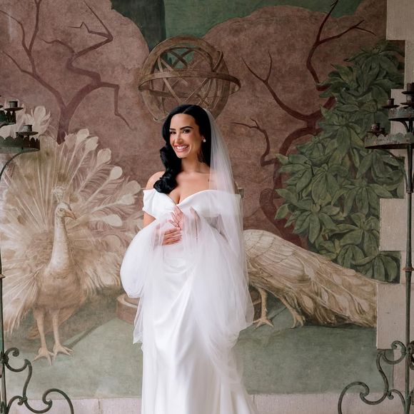 Na cerimônia, a noiva usou um deslumbrante vestido Vivienne Westwood ombro a ombro para caminhar até o altar, modelando um dos looks mais clássicos da falecida estilista britânica com algumas pequenas modificações.